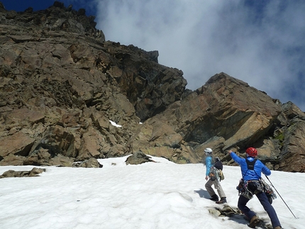 Punta della Rossa, Alpi Lepontine, Aspettando la Rossa - Durante la prima salita di Aspettando la Rossa (450 m, 6b (6a+/6b obbl.) Gian Luca Cavalli, Giovanni Pagnoncelli, Marcello Sanguineti, Pierluigi Maschietto, Edoardo Polo 28/06/2015), Alpi Lepontine