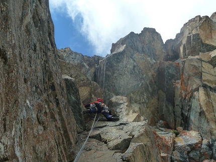 Punta della Rossa, Alpi Lepontine, Aspettando la Rossa - Durante la prima salita di Aspettando la Rossa (450 m, 6b (6a+/6b obbl.) Gian Luca Cavalli, Giovanni Pagnoncelli, Marcello Sanguineti, Pierluigi Maschietto, Edoardo Polo 28/06/2015), Alpi Lepontine