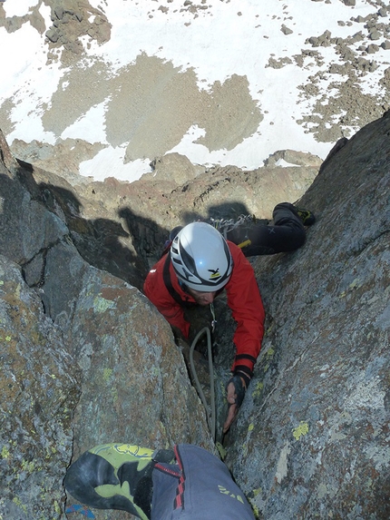 Punta della Rossa, Alpi Lepontine, Aspettando la Rossa - Durante la prima salita di Aspettando la Rossa (450 m, 6b (6a+/6b obbl.) Gian Luca Cavalli, Giovanni Pagnoncelli, Marcello Sanguineti, Pierluigi Maschietto, Edoardo Polo 28/06/2015), Alpi Lepontine