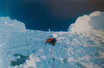 Cerro Torre, Patagonia - Durante la prima invernale del Cerro Torre, Patagonia, effettuata dal 3 al 8 luglio 1985 da Paolo Caruso, Maurizio Giarolli, Andrea Sarchi ed Ermanno Salvaterra.