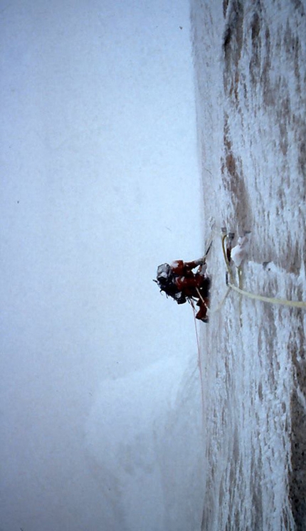 Cerro Torre, Patagonia - Durante la prima invernale del Cerro Torre, Patagonia, effettuata dal 3 al 8 luglio 1985 da Paolo Caruso, Maurizio Giarolli, Andrea Sarchi ed Ermanno Salvaterra.