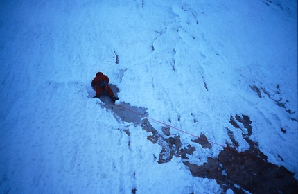 Cerro Torre, Patagonia - Durante la prima invernale del Cerro Torre, Patagonia, effettuata dal 3 al 8 luglio 1985 da Paolo Caruso, Maurizio Giarolli, Andrea Sarchi ed Ermanno Salvaterra.