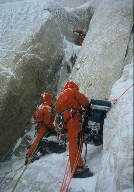 Cerro Torre, Patagonia - Durante la prima invernale del Cerro Torre, Patagonia, effettuata dal 3 al 8 luglio 1985 da Paolo Caruso, Maurizio Giarolli, Andrea Sarchi ed Ermanno Salvaterra.