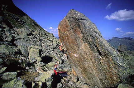 Val Noasca, Valle dell'Orco, Bernd Zangerl - Bernd Zangerl climbing Falsche Götter (2003, fb.8A+)