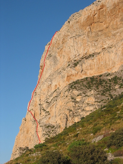 Monte Gallo, Sicilia - Durante l'apertura della via Piccolo grande uomo (Fabio Failla, Angelo la Rosa 15-17/06/2015)