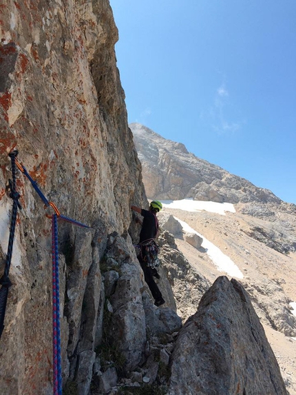 Ultimatum alla terra - Gran Sasso - Cristiano Iurisci on the first pitch of grade VI climbing