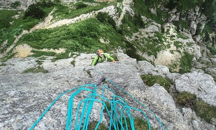 Via Dei Montecchiani Ribelli, Baffelan, Parete Nord - Alberto Peruffo sulle belle placche del primo tiro durante il primo tentativo di apertura del 9 luglio 2015.