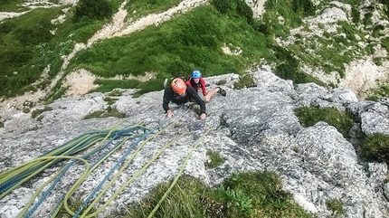 Via Dei Montecchiani Ribelli, Baffelan, Parete Nord - Leonardo Meggiolaro e Riccardo Santacà ripetono le verticali placche del primo tiro.