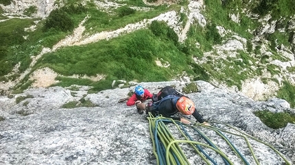 Via Dei Montecchiani Ribelli, Baffelan, Parete Nord - Leonardo Meggiolaro e Riccardo Santacà ripetono le verticali placche del primo tiro.