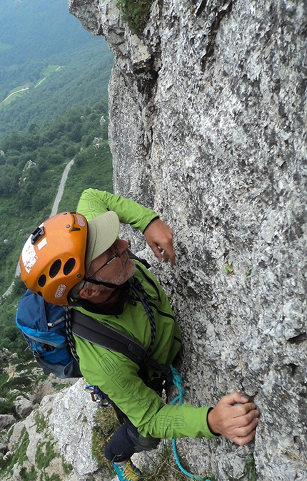 Via Dei Montecchiani Ribelli, Baffelan, Parete Nord - Alberto Peruffo sulla compatta roccia alla fine del primo tiro.