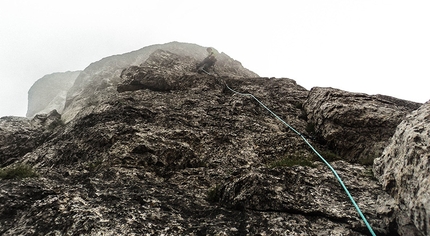 Via Dei Montecchiani Ribelli, Baffelan, Parete Nord - Alberto Peruffo sul “leggero strapiombo con fessura” del secondo tiro, durante il primo tentativo di apertura del 9 luglio 2015