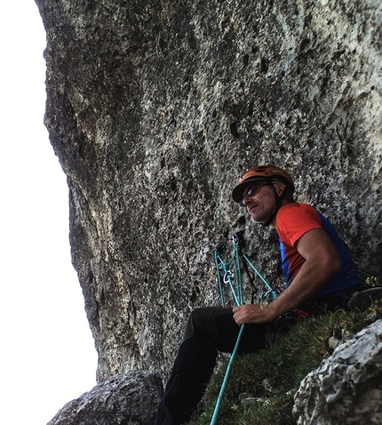 Via Dei Montecchiani Ribelli, Baffelan, Parete Nord - Alberto Peruffo nella seconda comodissima sosta sotto la placca arcuata del terzo tiro (il “Bombè”), durante l’apertura del 20 luglio 2015.