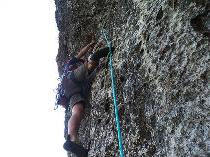 Via Dei Montecchiani Ribelli, Baffelan, Parete Nord - Leonardo Meggiolaro in apertura sulla placca del terzo tiro, prima del Bombè, 20 luglio 2015.