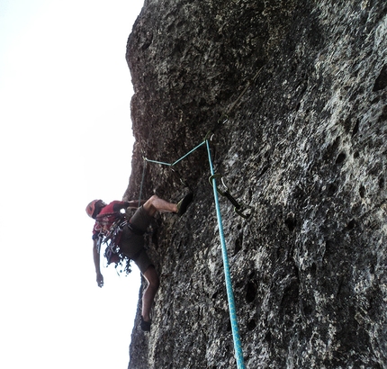 Via Dei Montecchiani Ribelli, Baffelan, Parete Nord - Leonardo Meggiolaro in apertura sul Bombè del terzo tiro, 20 luglio 2015.