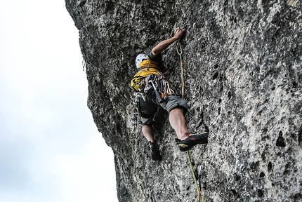 Via Dei Montecchiani Ribelli, Baffelan, Parete Nord - Giovanni Lora sulla placca del terzo tiro durante una delle prime ripetizioni.