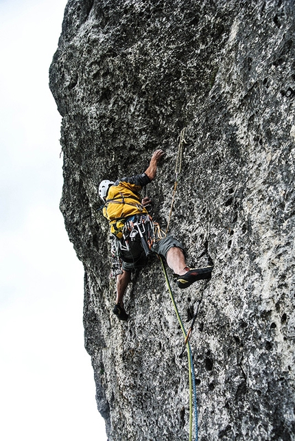 Via Dei Montecchiani Ribelli, Baffelan, Parete Nord - Giovanni Lora sulla placca del terzo tiro, in prossimità del Bombè, durante una delle prime ripetizioni.