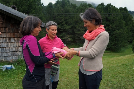 Rhm Rendez-vous Haute Montagne 2015 - la consegna della maglietta Rhm 2015 a Ingrid Runggaldier