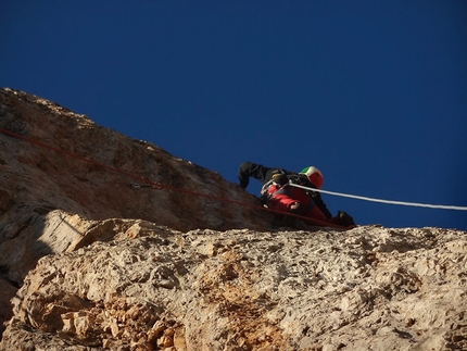 Il bianco calimero, Croz del rifugio, Dolomiti di Brenta, Rifugio Tosa Pedrotti - In apertura sulla via Il bianco calimero