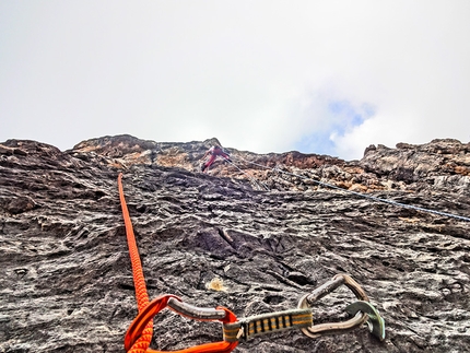 Il bianco calimero, Croz del rifugio, Dolomiti di Brenta, Rifugio Tosa Pedrotti - In apertura sulla via Il bianco calimero