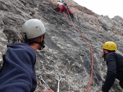 Il bianco calimero, Croz del rifugio, Dolomiti di Brenta, Rifugio Tosa Pedrotti - In apertura sulla via Il bianco calimero