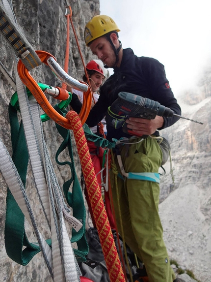 Il bianco calimero, Croz del rifugio, Dolomiti di Brenta, Rifugio Tosa Pedrotti - In apertura sulla via Il bianco calimero