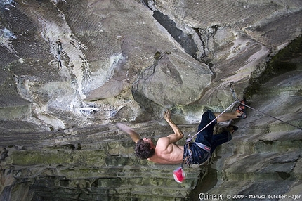 Lukasz Dudek - Lukasz Dudek climbing Underground at Massone, Arco