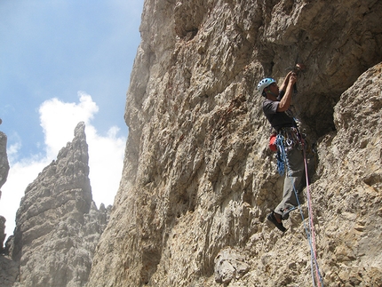 La Guerriera, Cima Bassa d'Ambiez, Dolomiti di Brenta - Luca Cornella in apertura sul sesto tiro di La Guerriera (7b, 290m, Luca Cornella, Michel Ghezzi estate 2015) Cima Bassa d'Ambiez, Dolomiti di Brenta