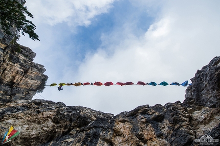 Highline Meeting Monte Piana 2015 - Rainbow Warriors: 17 amache colorate come l'arcobaleno e 26 persone insieme sulla stessa highline vuole essere un simbolo di pace e un tributo al passato che caratterizza questa montagna.