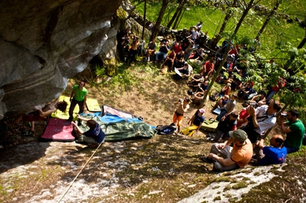 Melloblocco 2009: entra nel vivo il grande raduno internazionale di boulder in Val di Mello, Val Masino.