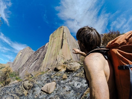 Tsaranoro, Madagascar - Sean Villanueva indica le montagne del Tsaranoro in Madagascar. Karambony wall è sulla destra, mentre Tsaranoro Atsimo, con la nuova via Fire in the Belly (8a+, 700m) aperta con Siebe Vanhee nel agosto 2015, è sulla sinistra.