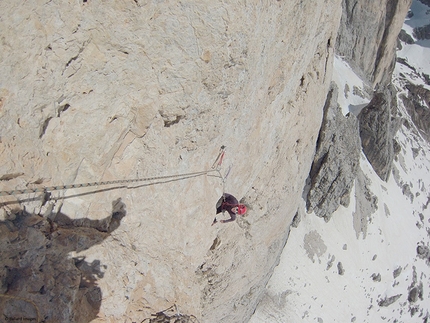 Tom Ballard, Catinaccio, Dolomiti - Baptism of Fire, Catinaccio parete est, Dolomiti. 535m VIII+ (VII obl.). Prima salita: Tom Ballard 31/03/2014, 11/04/2014. Prima libera: Tom Ballard e Stefania Pederiva 05/05/2014