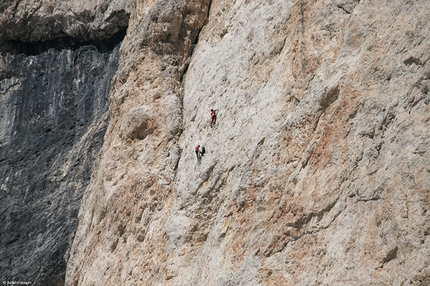 Tom Ballard, Catinaccio, Dolomiti - Tom Ballard e Stefania Pederiva sulla via Scarlet Fever, Catinaccio parete est, Dolomiti.