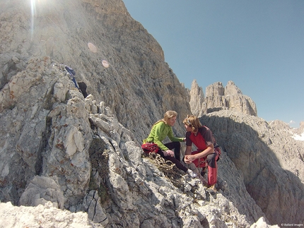 Tom Ballard, Catinaccio, Dolomiti - Tom Ballard e Stefania Pederiva in cima alla via Scarlet Fever, Catinaccio parete est, Dolomiti.