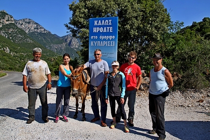 Kyparissi, Grecia - Chiodatori in azione a Kyparissi, Grecia