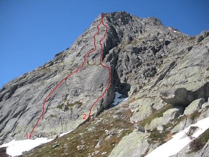 Cima della Freghera, Val Formazza, Alpi Lepontine, Tommaso Salvadori, Claudio Castiglione - Cima della Freghera: i tracciati delle vie sulla Quota 2337m: 1. Burlone - Giovanola (G. Burlone, A. Giovanola 2003 )2. Il Sale della Terra (T. Salvadori, C. Castiglione 06/06/2015)