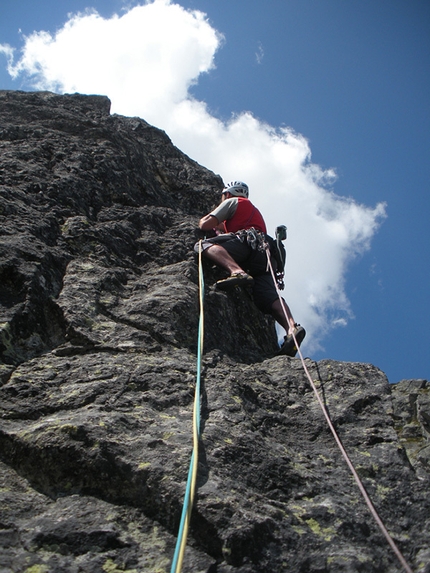 Cima della Freghera, Val Formazza, Alpi Lepontine, Tommaso Salvadori, Claudio Castiglione - Cima della Freghera: sul secondo tiro durante l'apertura di Il Sale della Terra (Tommaso Salvadori, Claudio Castiglione 06/2015)
Dopo l?apertura di Il Sale della Terra (Tommaso Salvadori, Claudio Castiglione 06/2015)
Prima rotpunkt di Il Sale della Terra (Tommaso Salvadori, Claudio Castiglione 06/2015)
Bocchetta del Gallo
I tracciati delle vie sulla Cima Freghera, Quota 2500m: 3. Elisir di Giovinezza (T. Salvadori, C. Castiglione, G. Tomasini 11/08/2015) 4. Invictus (T. Salvadori, J. Palermo, M. Bernini 06/07/2015)
Sul secondo tiro durante l?apertura di Elisir di Giovinezza (T. Salvadori, C. Castiglione, G. Tomasini 08/2015)
Prima rotpunkt di Elisir di Giovinezza (T. Salvadori, C. Castiglione, G. Tomasini 08/2015)
Sul terzo tiro durante l?apertura di Invictus (T. Salvadori, J. Palermo, M. Bernini 07/2015)
Tommaso Salvadori e Jimmy Palermo alla fine della via Invictus
In cima a Quota 2500.
Dopo la tempesta
Fine cantiere!