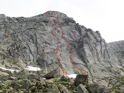 Cima della Freghera, Val Formazza, Alpi Lepontine, Tommaso Salvadori, Claudio Castiglione - Cima della Freghera: i tracciati delle vie sulla Cima Freghera, Quota 2500m: 3. Elisir di Giovinezza (T. Salvadori, C. Castiglione, G. Tomasini 11/08/2015) 4. Invictus (T. Salvadori, J. Palermo, M. Bernini 06/07/2015)