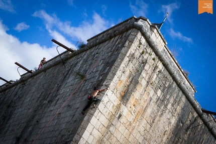 Festival della Montagna l'Aquila 2015 - Antoine Le Menestrel effettua le prove per suo spettacolo di danza verticale in una location straordinaria: il Castello Cinquecentesco dell'Aquila.