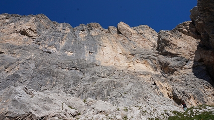 50 anni son volati, 25 regalati - Monte Fibbion (Dolomiti del Brenta) - Alla base della parete Est del Monte Fibbion