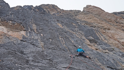 50 anni son volati, 25 regalati - Monte Fibbion (Dolomiti del Brenta) - Herman Zanetti sul 2° tiro