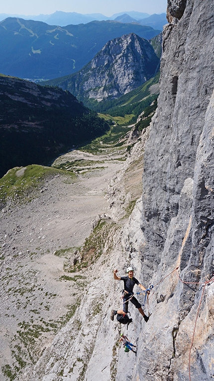 50 anni son volati, 25 regalati - Monte Fibbion (Dolomiti del Brenta) - Le corde fisse e sullo sfondo la Cima Dagnola