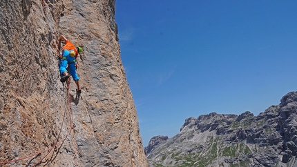 50 anni son volati, 25 regalati - Monte Fibbion (Dolomiti del Brenta) - Luca Giupponi in apertura del 5°tiro