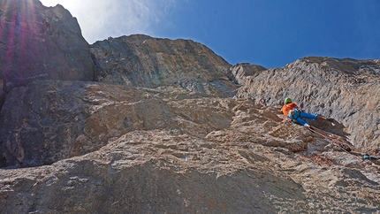 50 anni son volati, 25 regalati - Monte Fibbion (Dolomiti del Brenta) - Luca Giupponi punta alla base dello strapimbo finale