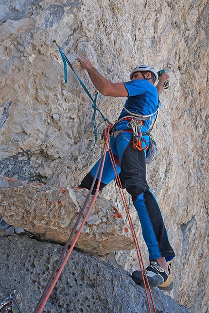 50 anni son volati, 25 regalati - Monte Fibbion (Dolomiti del Brenta) - Rolando Larcher in apertura del 6° tiro