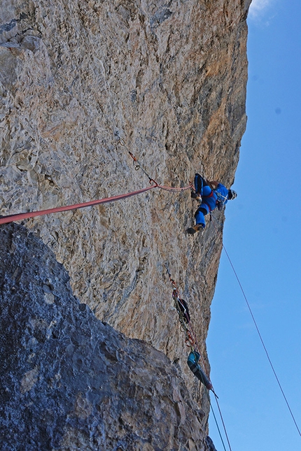 50 anni son volati, 25 regalati - Monte Fibbion, Brenta Dolomites - Rolando Larcher after the boulder crux