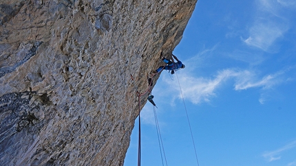 50 anni son volati, 25 regalati - Monte Fibbion, Brenta Dolomites - Searching for holds...