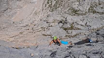 50 anni son volati, 25 regalati - Monte Fibbion, Brenta Dolomites - Luca Giupponi climbing pitch 3