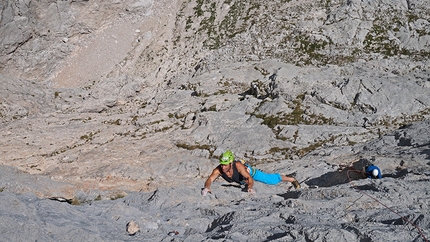 50 anni son volati, 25 regalati - Monte Fibbion (Dolomiti del Brenta) - Luca Giupponi sul 3°tiro