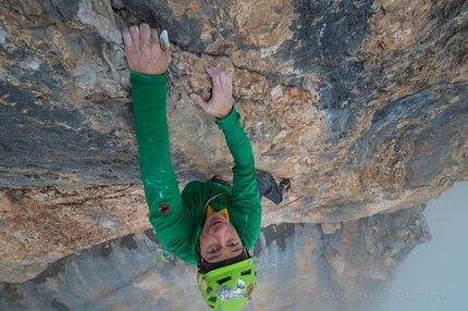 50 anni son volati, 25 regalati - Monte Fibbion, Brenta Dolomites - Luca Giupponi climbing the last pitch