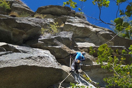 Valle dell'Orco, Parete dei Falchi, Maurizio Oviglia - Paolo Seimandi sul primo tiro di Una questione privata, Parete dei Falchi, Valle dell'Orco